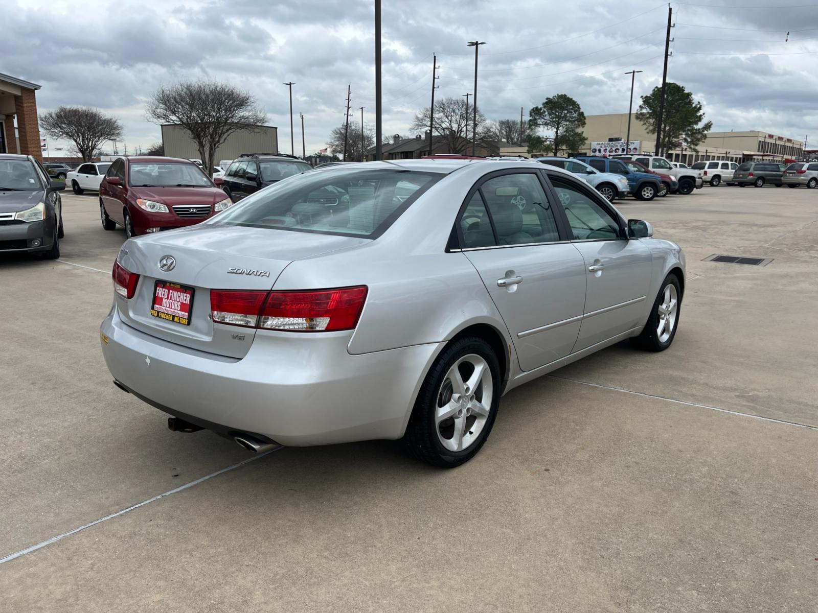 2006 SILVER /gray Hyundai Sonata GLS (5NPEU46F26H) with an 3.3L V6 DOHC 24V engine, located at 14700 Tomball Parkway 249, Houston, TX, 77086, (281) 444-2200, 29.928619, -95.504074 - Photo #6